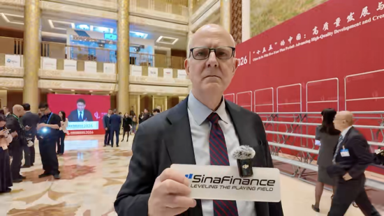 欧亚集团米德伟谈中美AI路径区别:中国将AI注入生产过程与企业每个部分,美国只注重前沿模型