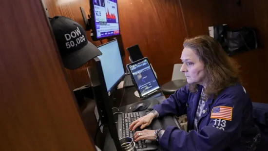 早盘:美股周五继续下滑,道指跌逾400点